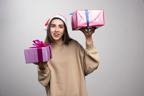 Jeune Femme Montrant Deux Boîtes Cadeaux Noël Photo Haute Qualité — Photo