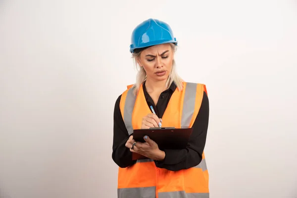 Ingenieurin Überprüft Notizen Auf Weißem Hintergrund Hochwertiges Foto — Stockfoto