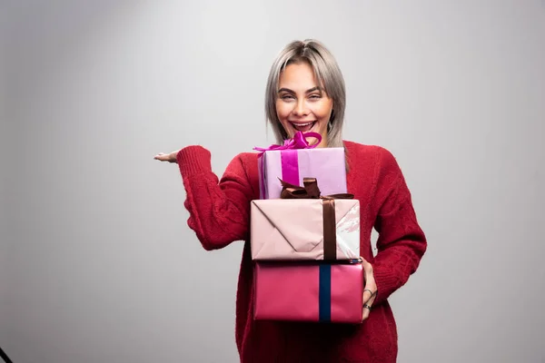 Retrato Mujer Alegre Sosteniendo Regalos Navideños Sobre Fondo Gris Foto — Foto de Stock