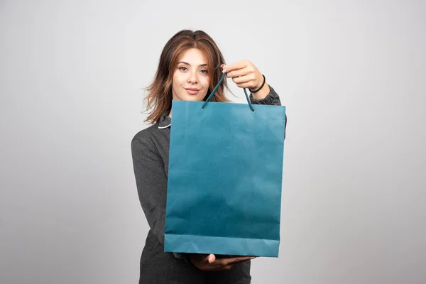 Image Une Jeune Femme Montrant Sac Magasin Photo Haute Qualité — Photo