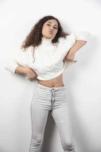 Jeune Femme Pull Blanc Debout Dessus Mur Blanc Photo Haute — Photo