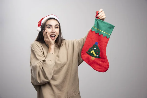 Une Jeune Femme Souriante Tenant Une Chaussette Noël Photo Haute — Photo