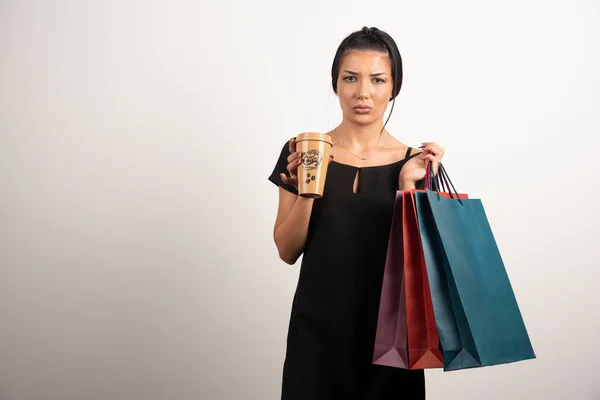 Droevige Vrouw Met Boodschappentassen Koffie Een Witte Achtergrond Hoge Kwaliteit — Stockfoto