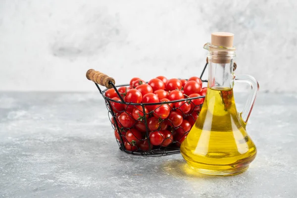 Rode Kerstomaten Met Een Fles Extra Vierge Olijfolie Marmeren Ondergrond — Stockfoto