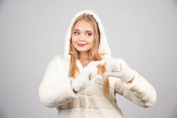 Mulher Loira Roupa Inverno Dando Sinal Coração Foto Alta Qualidade — Fotografia de Stock