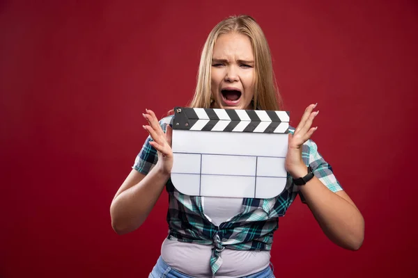 Junges Blondes Model Hält Eine Leere Filmklappe Der Hand Und — Stockfoto