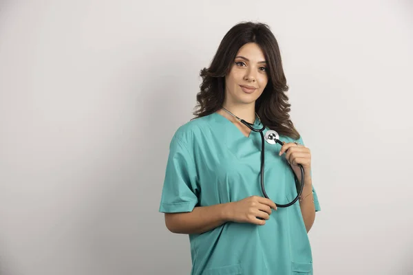 Doctora Con Estetoscopio Posando Sobre Fondo Blanco Foto Alta Calidad — Foto de Stock