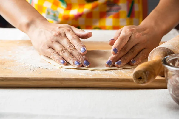 Kobiece Dłonie Robią Ciasto Dla Azerbejdżańskiego Talerza Wysokiej Jakości Zdjęcie — Zdjęcie stockowe