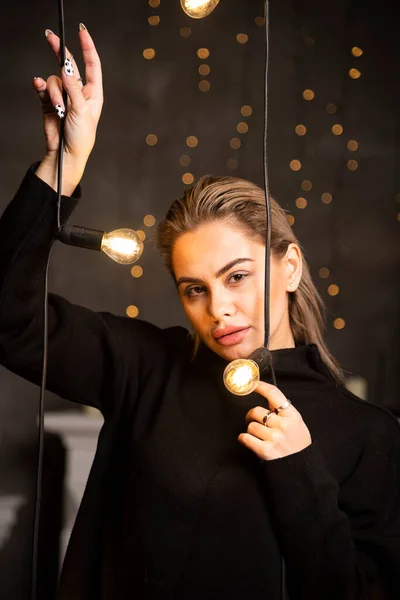 黒のセーターの美しい女性の肖像立ってポーズ 高品質の写真 — ストック写真