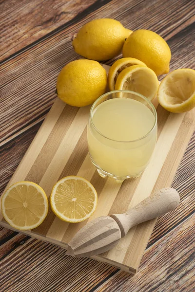 Zitronensaft Mit Frischen Zitronen Auf Holztisch — Stockfoto