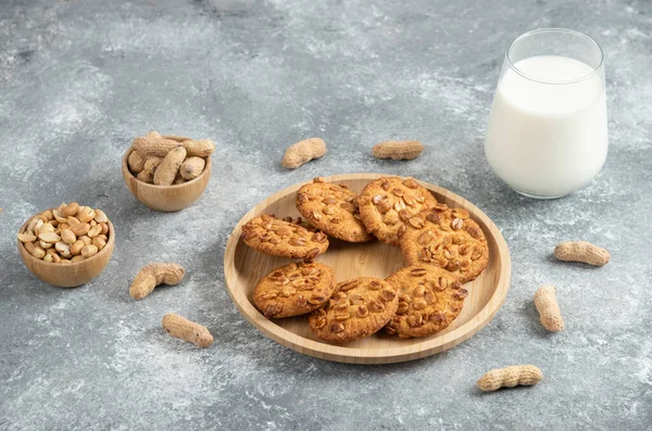 Biscoitos Com Amendoins Orgânicos Vidro Leite Fundo Mármore Foto Alta — Fotografia de Stock