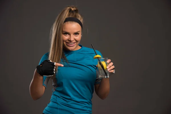 Mujer Joven Deportiva Tomando Bebida Energética Señalándola Foto Alta Calidad — Foto de Stock