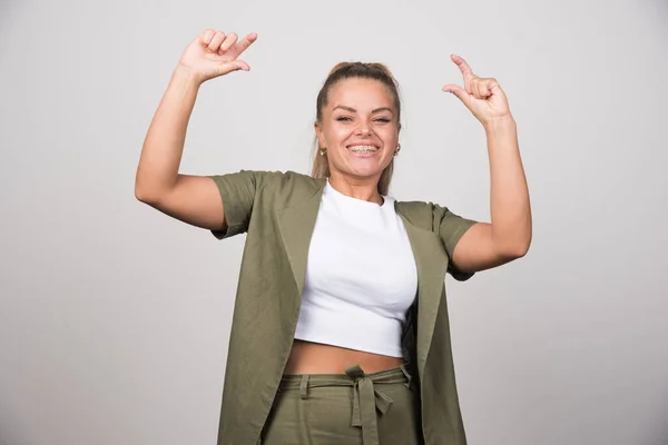 Jovem Mulher Camisa Branca Mostrando Espaço Aberto Foto Alta Qualidade — Fotografia de Stock