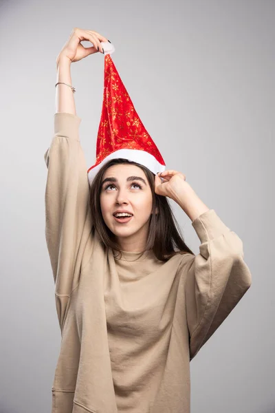 Femme Souriante Tenant Chapeau Père Noël Dessus Sur Fond Gris — Photo