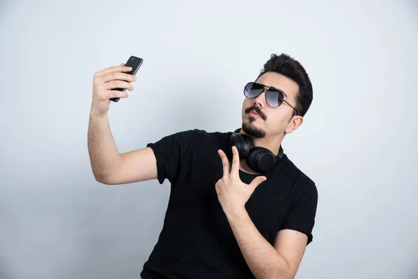 Brunette Homme Modèle Debout Dans Les Écouteurs Prendre Selfie Photo — Photo