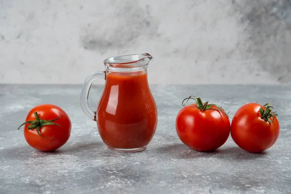 Ein Glas Saft Mit Frischen Tomaten Hochwertiges Foto — Stockfoto