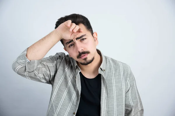 Portret Van Een Knappe Jongen Casual Kleding Staande Kijkend Naar — Stockfoto