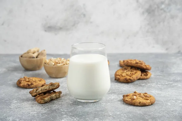 Copo Leite Biscoitos Caseiros Com Mel Fundo Mármore Foto Alta — Fotografia de Stock