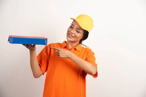Female Courier Pointing Cardboard Pizza High Quality Photo — Stock Photo, Image