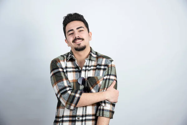 Retrato Hombre Barbudo Con Gafas Paradas Sobre Pared Blanca Foto —  Fotos de Stock