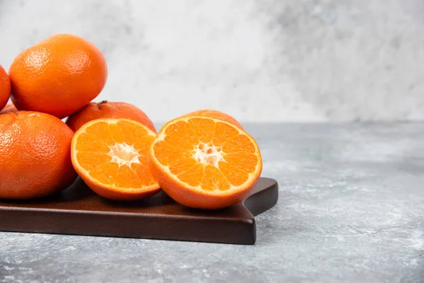 Dřevěná Deska Plná Šťavnatého Pomerančového Ovoce Plátky Kamenném Pozadí Kvalitní — Stock fotografie