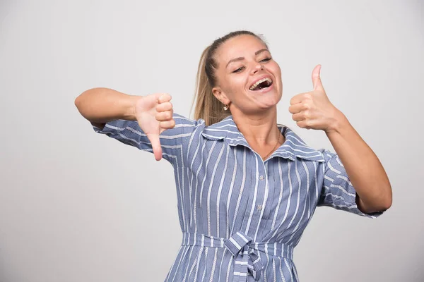 Ritratto Donna Che Pollici Giù Sfondo Grigio Foto Alta Qualità — Foto Stock