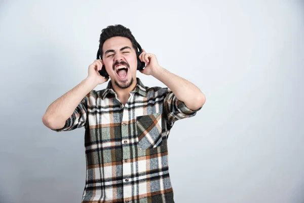 Foto Cara Bonito Fones Ouvido Ouvindo Uma Música Sobre Parede — Fotografia de Stock