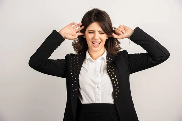 Kadın Ofis Çalışanı Gürültü Yüzünden Kulaklarını Kapatıyor Yüksek Kalite Fotoğraf — Stok fotoğraf
