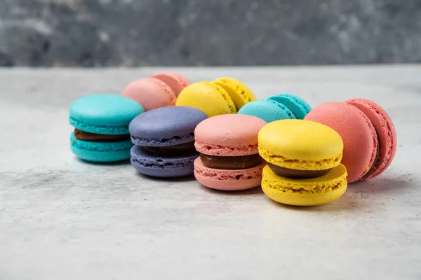 Bunte Pastellfarbene Mandelmakaronen Auf Weißem Tisch Hochwertiges Foto — Stockfoto