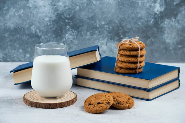 Una Taza Leche Con Galletas Chocolate Una Tabla Madera Foto — Foto de Stock