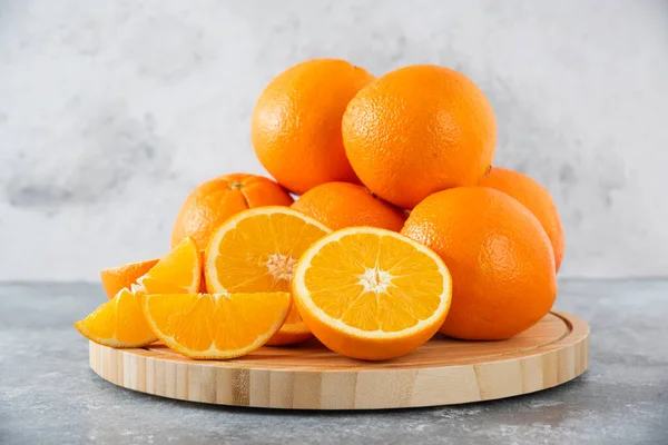 Dřevěná Deska Plná Šťavnatých Plátků Pomerančového Ovoce Kamenném Pozadí Kvalitní — Stock fotografie
