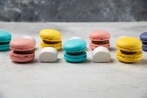 Bunte Mandelmacarons Auf Weißem Tisch Mit Marshmallows Hochwertiges Foto — Stockfoto