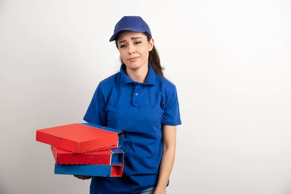 Fiatal Női Futár Karton Pizzával Írótáblával — Stock Fotó
