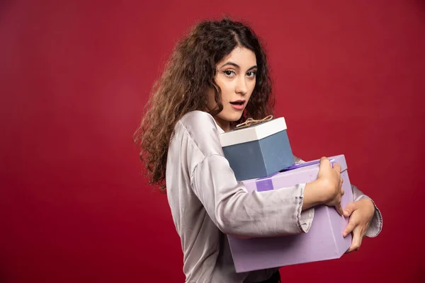 Retrato Mujer Joven Sosteniendo Cajas Regalo Firmemente Foto Alta Calidad —  Fotos de Stock