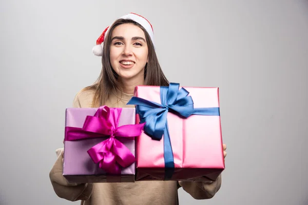 Молода Жінка Показує Дві Коробки Різдвяних Подарунків Високоякісна Фотографія — стокове фото