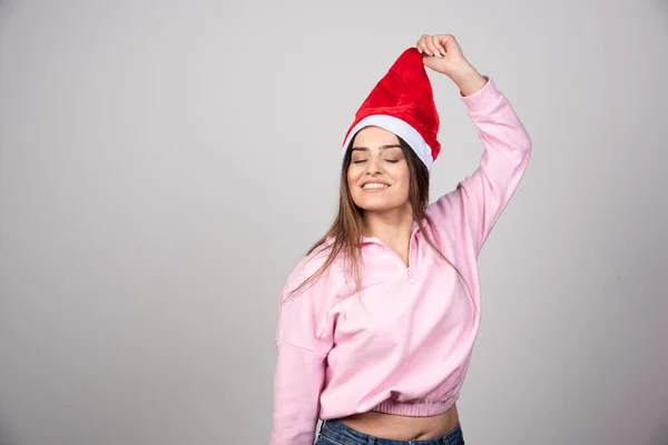 Une Femme Heureuse Dans Chapeau Rouge Père Noël Posant Photo — Photo