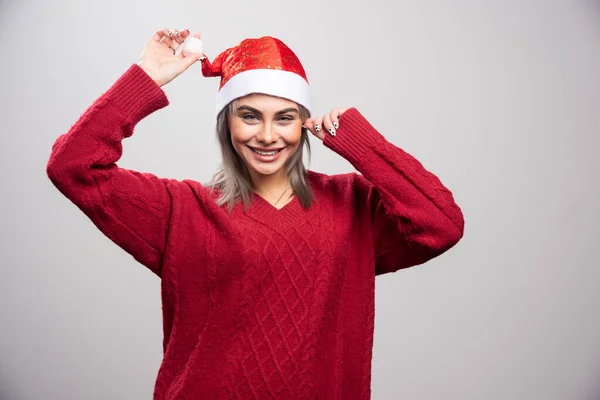 Femme Souriante Chapeau Père Noël Posant Sur Fond Gris Photo — Photo