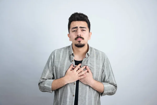 Prise Vue Beau Jeune Homme Barbu Qui Air Sérieux Dessus — Photo