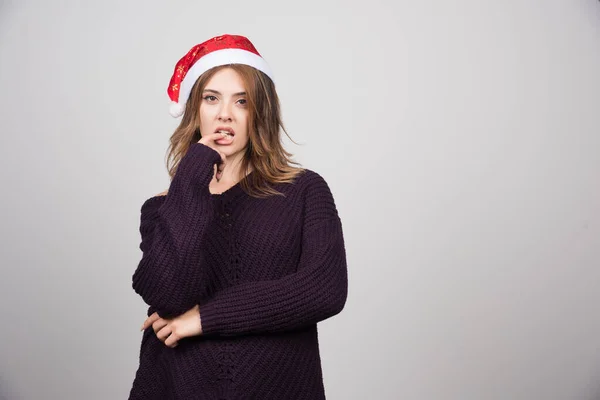 Jeune Femme Dans Chapeau Père Noël Debout Posant Photo Haute — Photo