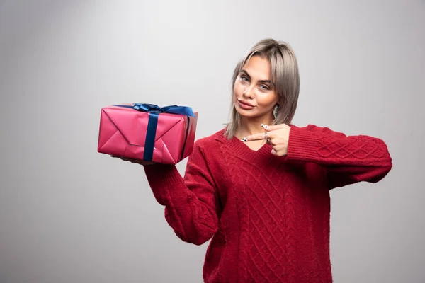 Mujer Joven Jersey Rojo Señalando Regalo Navidad Foto Alta Calidad — Foto de Stock