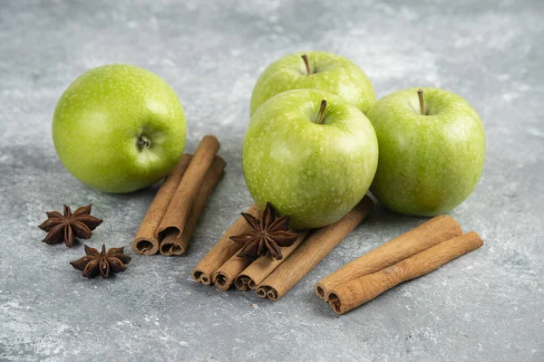 Vier Grüne Apfel Und Zimtstangen Auf Marmorgrund Hochwertiges Foto — Stockfoto