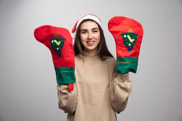 Молода Дівчина Капелюсі Санти Тримає Дві Різдвяні Шкарпетки Високоякісна Фотографія — стокове фото