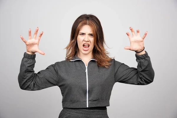 Giovane Bella Donna Indossa Abiti Casual Facendo Gesto Artiglio Come — Foto Stock