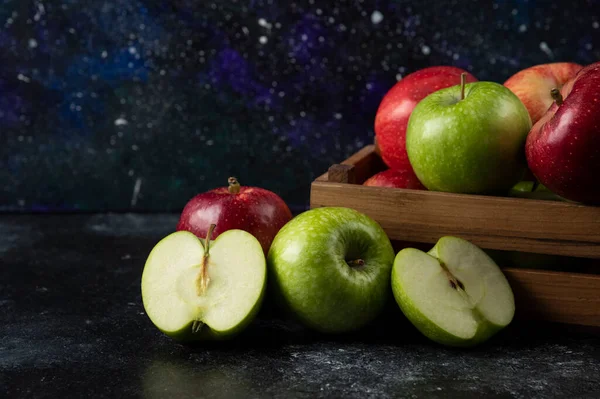 Holzkiste Mit Reifen Bio Äpfeln Auf Schwarzem Hintergrund Hochwertiges Foto — Stockfoto