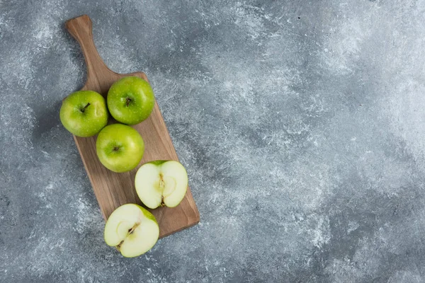 Grüne Ganze Und Scheiben Geschnittene Äpfel Auf Holzbrettern Hochwertiges Foto — Stockfoto