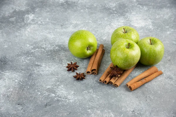 Vier Grüne Apfel Und Zimtstangen Auf Marmorgrund Hochwertiges Foto — Stockfoto