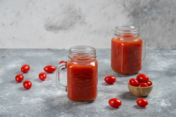 Zwei Gläser Tomatensaft Mit Einer Hölzernen Schüssel Kirschtomaten Hochwertiges Foto — Stockfoto