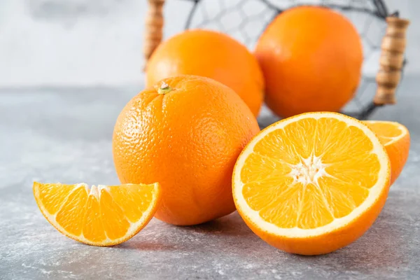 Una Canasta Negra Metálica Llena Jugosas Frutas Naranjas Sobre Fondo — Foto de Stock