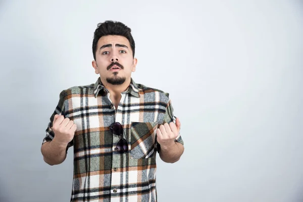 Retrato Hombre Barbudo Con Gafas Mostrando Sus Puños Sobre Pared — Foto de Stock