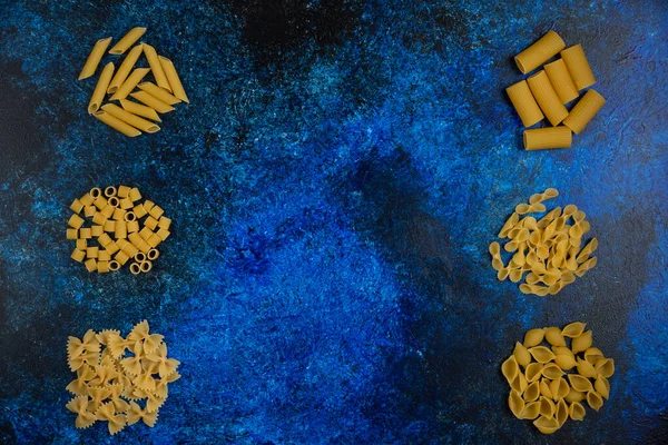 Variedades Pasta Aisladas Sobre Fondo Azul Foto Alta Calidad —  Fotos de Stock